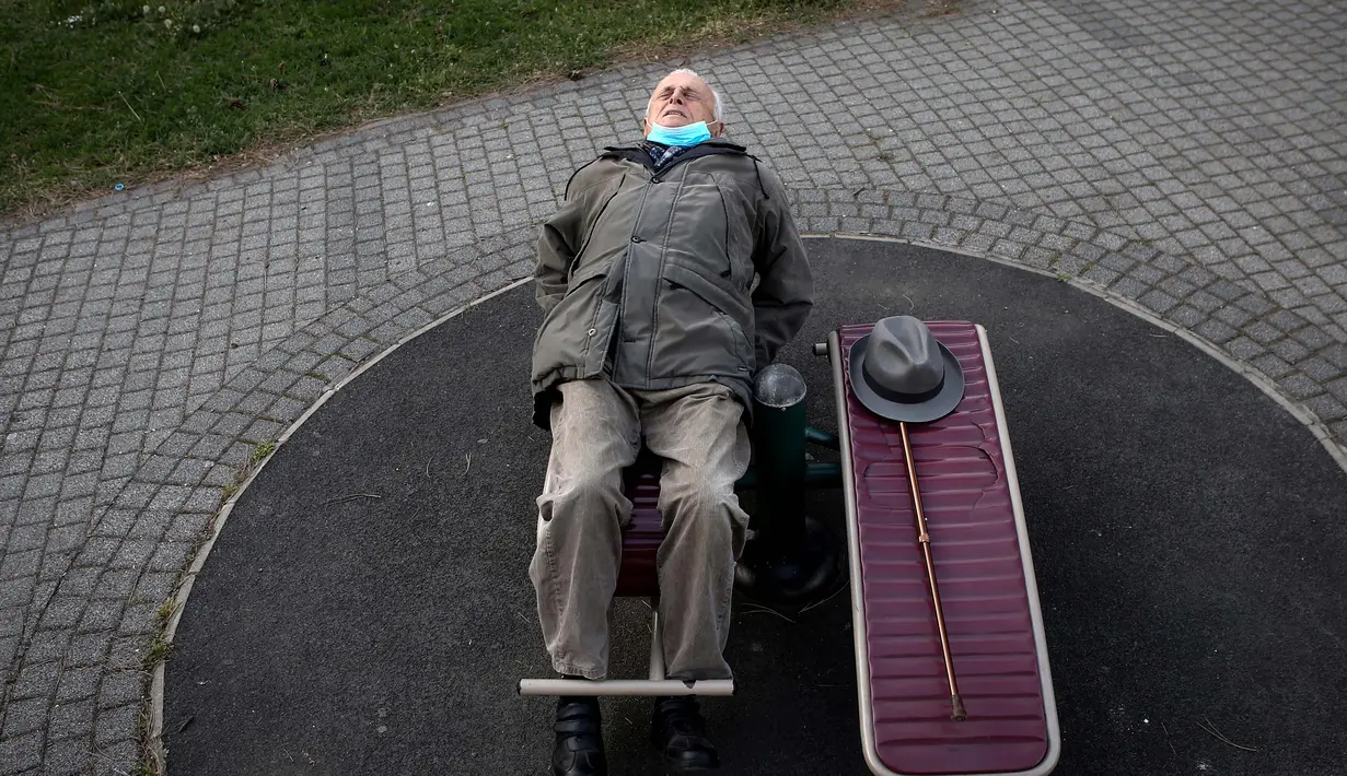 Seorang lansia berolahraga di sebuah taman di Beograd, Serbia (21/4/2020). Lansia menjadi salah satu kalangan yang paling rentan terpapar virus tersebut. Menjaga kebugaran dan imunitas dengan berolahraga merupakan salah satu cara untuk terhindar dari Covid-19. (AFP/Oliver Bunic)