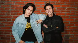Momen ketika Angga Yunanda dan Vino G Bastian melakukan kunjungan ke bioskop di beberapa kota untuk menyapa penonton My Annoying Brother. Diketahui film My Annoying Brother ini adalah film pertama yang mempertemukan Angga dan Vino. Meski baru pertama kali, namun keduanya sudah akrab satu sama lainnya dan seperti sudah saling menganal cukup lama. (Liputan6.com/IG/@angga)