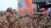 Prajurit Marinir memeragakan beladiri militer saat upacara HUT Korps Marinir ke-72 di Kesatrian Marinir Hartono, Cilandak, Jakarta, Rabu (15/11). HUT Marinir ke-72 bertema Marinir Prajurit Pejuang dan Profesional. (Liputan6.com/Helmi Fithriansyah)