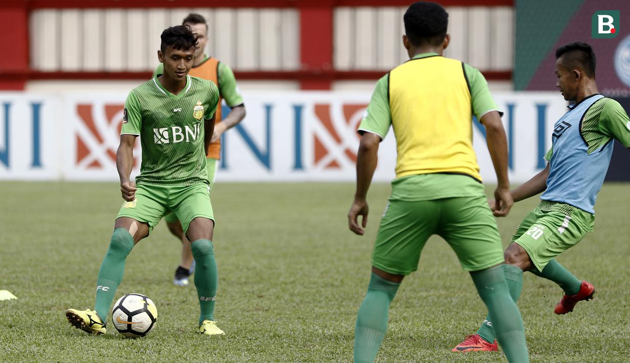 Pemain Bhayangkara FC, Sani Fauzi, mengontrol bola saat latihan di Stadion PTIK, Jakarta, Minggu (2/12). Latihan ini persiapan jelang laga Liga 1 melawan PSM Makassar. (Bola.com/Yoppy Renato)