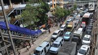 Kendaraan terjebak macet ketika melintas di kawasan Pasar Tanah Abang, Jakarta, Kamis  (16/5/2019). Menginjak bulan suci Ramadan, banyak masyarakat berbelanja di pusat perbelanjaan Tanah Abang sehingga menyebabkan kemacetan yang tak terhindarkan. (merdeka.com/Iqbal S Nugroho)