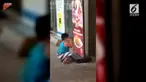 Tak kuasa menahan lapar membuat seorang bocah di Filipina pura-pura memakan ayam goreng dari papan iklan restoran. Begini aksinya!