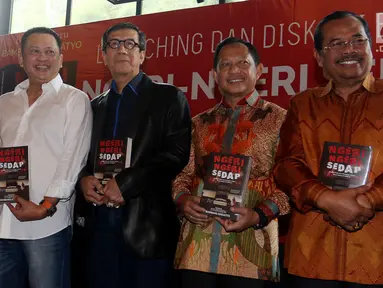 Politikus Partai Golkar Bambang Soesatyo (kedua kiri) bersama sejumlah tokoh berfoto bersama saat saat peluncuran buku ke-13 berjudul Ngeri-Ngeri Sedap di Jakarta, Minggu (10/9). (Liputan6.com/Johan Tallo)