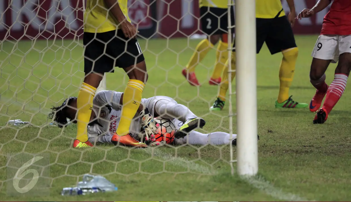 Kiper Semen Padang, Jandia Eka P menahan bola saat laga lanjutan Torabika Soccer Championship presented by IM3 Ooredoo melawan Persija di Stadion GBK, Jakarta, (8/5/2016). Semen Padang kalah 0-1. (Liputan6.com/Helmi Fithriansyah)