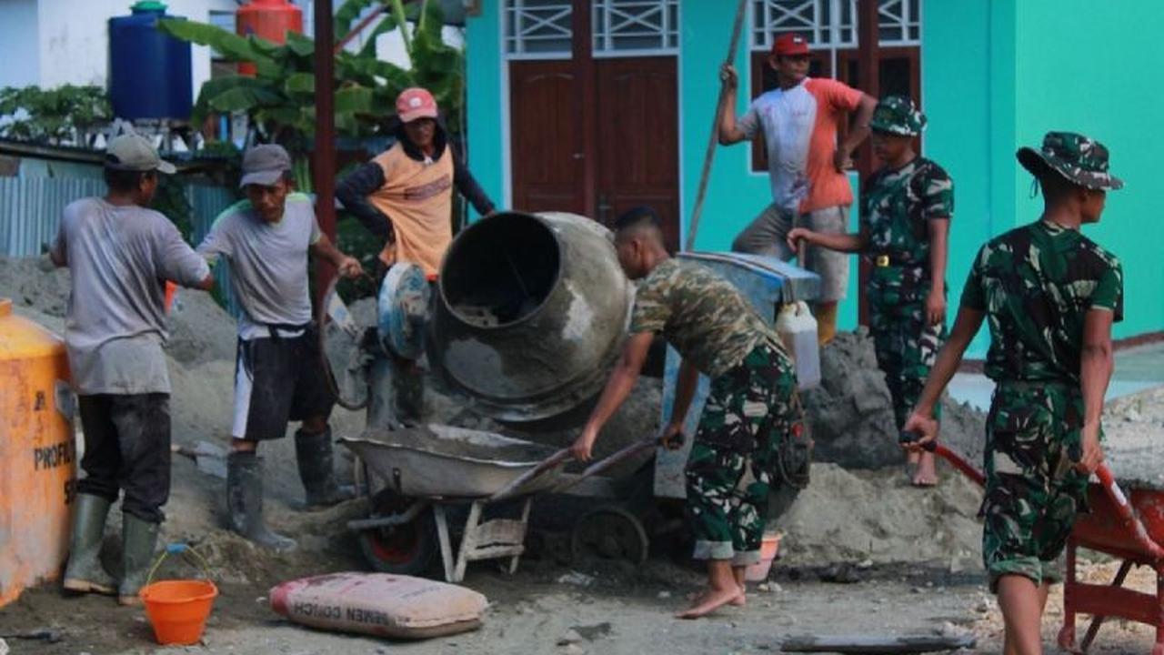 Prajurit Yonif TP 815/WGT Bangun Lapangan Olahraga, Wujud Nyata Kepedulian TNI untuk Pendidikan Papua