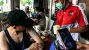 Peserta mengikuti kegiatan hapus tato gratis di Dewan Pimpinan Pusat Forum Ulama Habaib Jakarta, Selasa (19/4/2022). Kegiatan ini diperuntukan bagi masyarakat yang hendak "berhijrah" namun terkendala biaya dalam penghapusan tato, berlangsung dari tanggal 18-19 April 2022. (Liputan6.com/Johan Tallo)