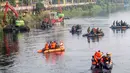 Ratusan personel gabungan TNI/ POLRI dan petugas penanganan prasarana dan sarana umum (PPSU) mengangkat sampah liar di Kanal Banjir Barat kawasan RPTRA Kalijodoh Jakarta, Sabtu , 15 Agustus 2026. (KLY/ Arie Basuki).