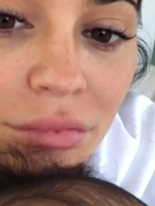 Gemasnya, Stormi pun turut tertawa dalam video tersebut. (instagram/kyliejennersnapchat)