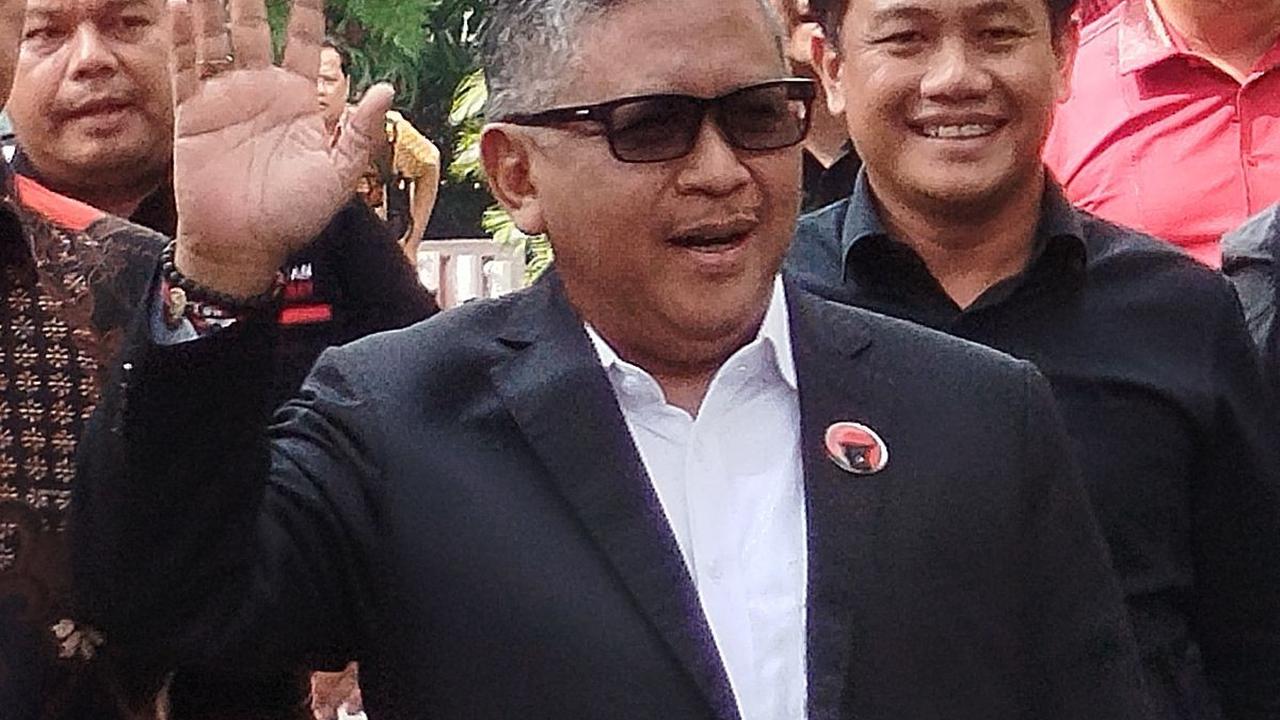 “Saya enggak kenal sama sekali terkait substansi nanti setelah kewajiban ini saya jalankan. Saya bawa bukti banyak ini ada berkas. Ini ada berkas,” tambah dia.