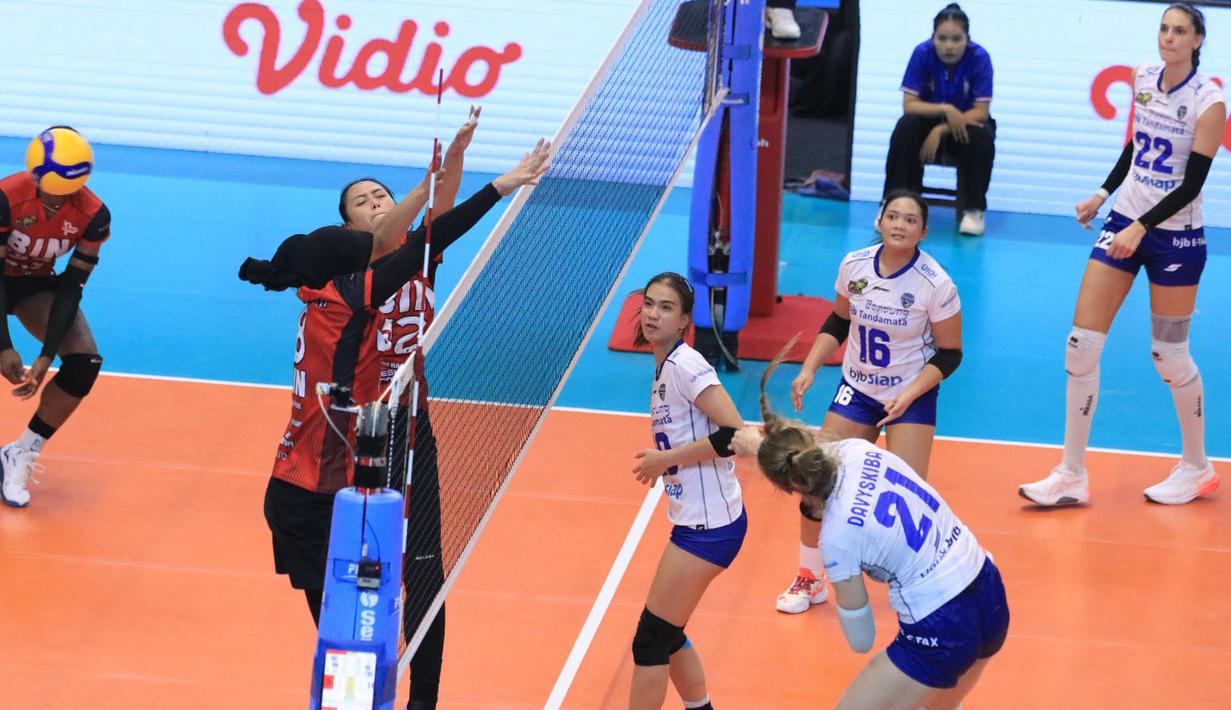 Setelah memetik kemenangan perdana pada putaran pertama pertama PLN Mobile Proliga 2024 atas Jakarta Livin' Mandiri saat tak diperkuat Megawati Hangestri, Jakarta BIN justru kalah di laga kedua atas juara bertahan, Bandung BJB Tandamata di GOR Amongrogo, Yogyakarta, Sabtu (27/4/2024) saat eks pemain Red Sparks tersebut bermain. Belum fit-nya sang bintang menjadi salah satu sebab kekalahan 1-3 (27-29, 25-16, 17-25 dan 18-25) tersebut. (Dok. PBVSI)
