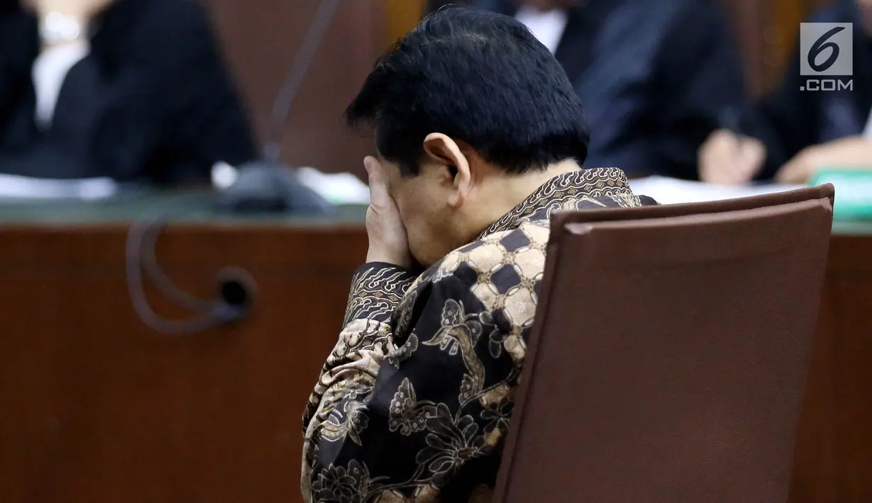 Terdakwa kasus korupsi E-KTP, Setya Novanto mengusap wajahnya ketika mendengarkan pembacaan sela pada sidang lanjutan di Pengadilan Tipikor, Jakarta, Kamis (4/1). Majelis Hakim memutuskan kasus korupsi E-KTP dilanjutkan. (Liputan6.com/Johan Tallo)