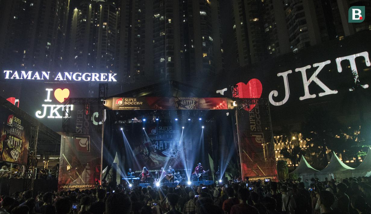 Band Naif meramaikan acara penutupan Grand Final Futsal Battle di Mall Taman Anggrek, Jakarta, Minggu (14/10). Acara kompetisi futsal tahunan ini berlangsung meriah. (Bola.com/Vitalis Yogi Trisna)