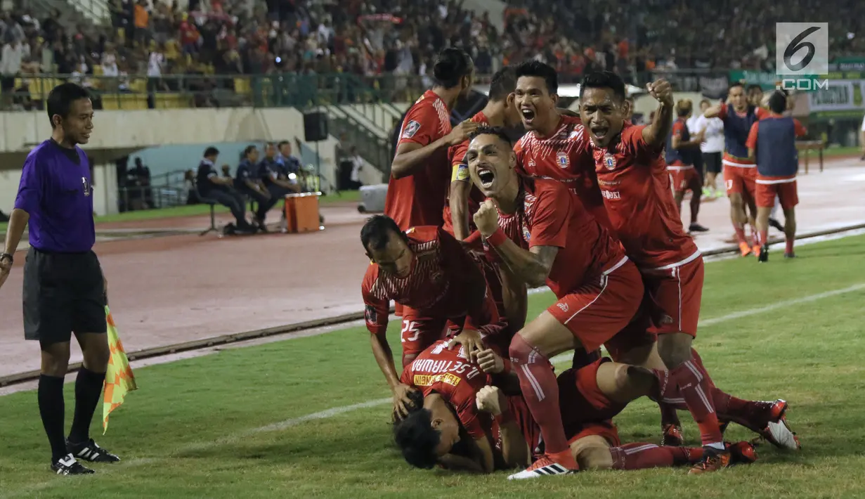 Pemain Persija merayakan gol yang dicetak Marko Simic (bawah) saat laga melawan PSMS di laga pertama semifinal Piala Presiden 2018 di Stadion Manahan, Solo, Jawa Tengah, Sabtu (10/2). Persija menang 4-1 atas PSMS. (Liputan6.com/Helmi Fithriansyah)