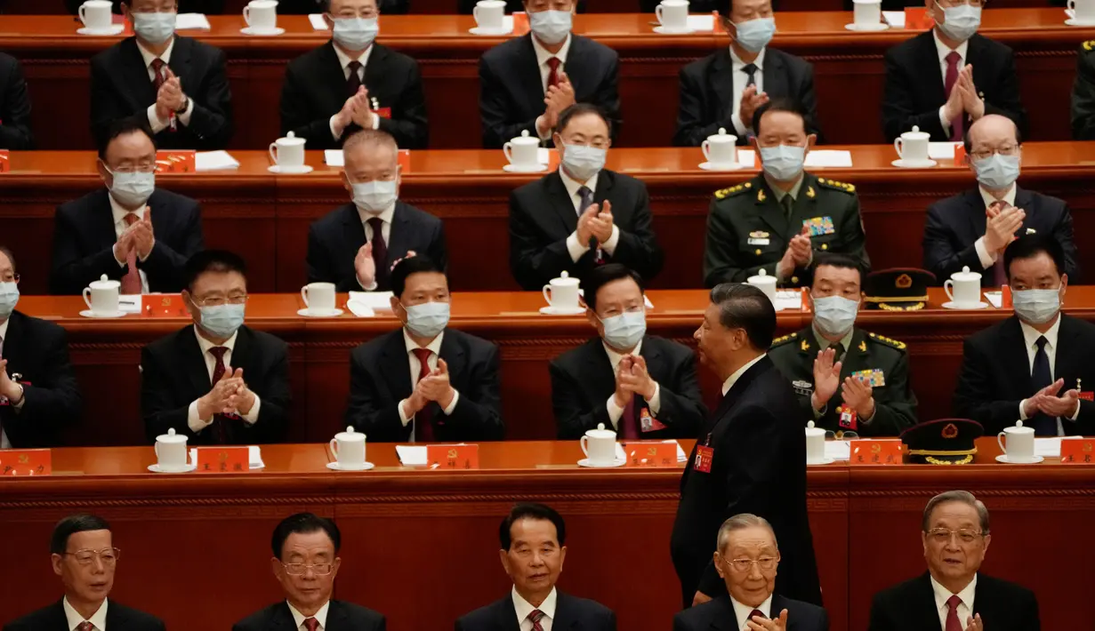 Presiden Tiongkok Xi Jinping bersiap untuk menyampaikan pidato pada upacara pembukaan Kongres Nasional ke-20 Partai Komunis Tiongkok yang berkuasa yang diadakan di Aula Besar Rakyat di Beijing, Tiongkok, Minggu (16/10/2022). Tiongkok pada Minggu membuka dua kali -konferensi partai satu dekade di mana pemimpin Xi Jinping diperkirakan akan menerima masa jabatan lima tahun ketiga yang melanggar presiden baru-baru ini dan menetapkan dirinya sebagai politisi China paling kuat sejak Mao Zedong. (Foto AP/Mark Schiefelbein)