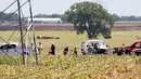 Bingkai parsial dari balon udara yang terbakar terlihat di areal padang rumput sementara penyidik melakukan penyisiran di lokasi jatuhnya balon udara tersebut, di Maxwell, wilayah Texas, Sabtu (30/7). (Ralph Barrera/Austin American-Statesman/via REUTERS)