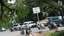 Pengendara sepeda motor melawan arus untuk memutar balik di kawasan Cilandak, Jakarta, Kamis (31/1). Selain melanggar hukum, perilaku buruk pemotor berpotensi membahayakan keselamatan diri sendiri serta pengendara lain. (Liputan6.com/Immanuel Antonius)