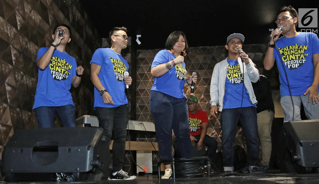 Penampilan personil grup musik Project Pop seusai jumpa pres singel terbaru Project Pop di kawasan Panglima Polim, Jakarta, Senin (13/11). Project Pop merilis singel terbarunya yang berjudul 'Kalahkan Dengan Cinta'. (Liputan6.com/Herman Zakharia)