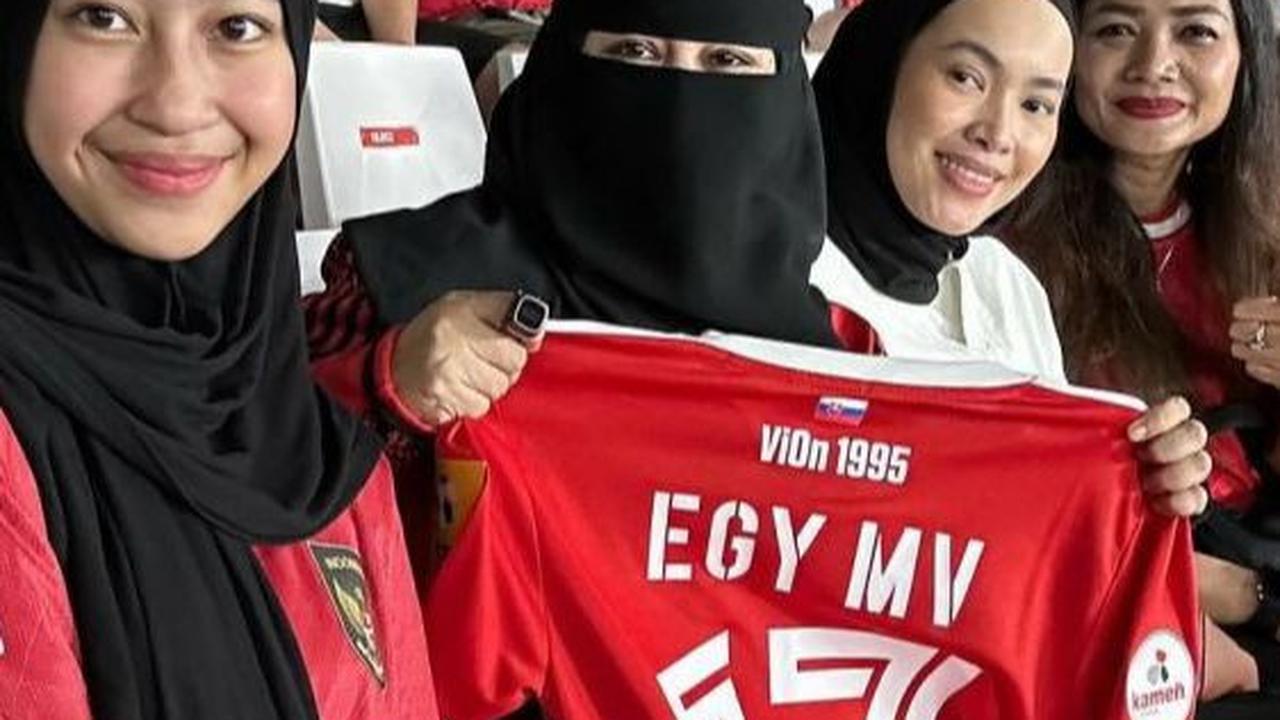 Meskipun Egy Maulana tidak bermain pada pertandingan kali ini, Umi Pipik tetap setia mendukung menantunya.<br>