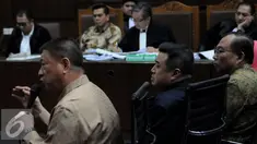 Bos Agung Sedayu Group, Sugianto Kusuma alias Aguan (kiri) bersaksi di Pengadilan Tipikor, Jakarta, Rabu (7/9). Aguan bersaksi untuk Mohamad Sanusi terkait kasus Raperda Reklamasi Pantai Utara Jakarta. (Liputan6.com/Helmi Afandi)