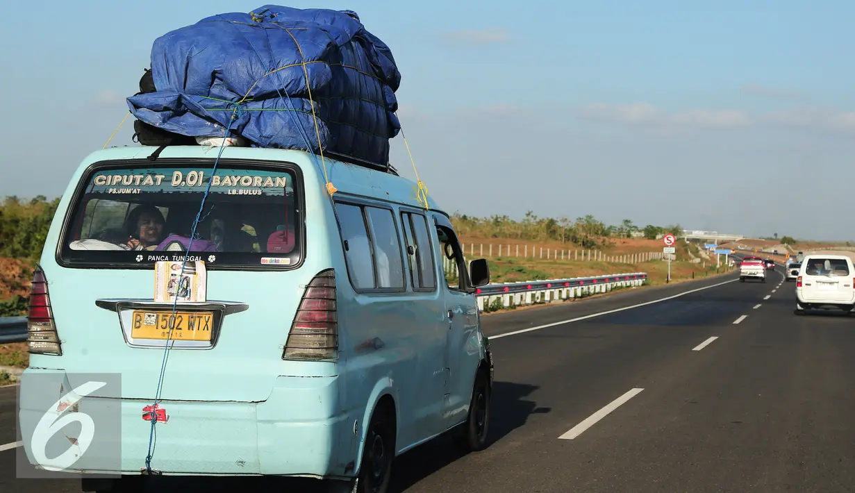 Beragam kendaraan digunakan pemudik untuk berlebaran di kampung halaman. Tampak, pemudik menggunakan mikrolet saat melintasi jalan tol Cipali, Jawa Barat, Kamis (16/7/2015). (Liputan6.com/Herman Zakharia)