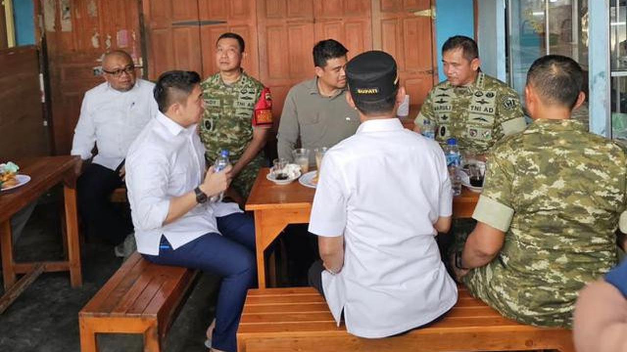Momen Seskab Teddy Ngopi di Warung Pinggir Jalan Tapsel Bareng KSAD dan Bobby Nasution