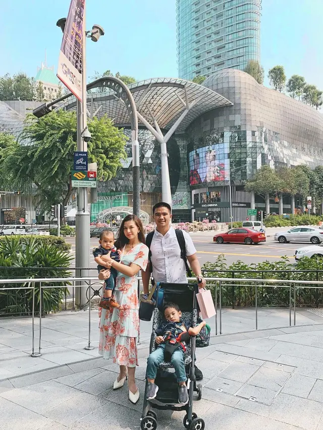 7 Potret Alisia Rininta Bersama Suami saat Traveling yang Selalu Tampil Kompak