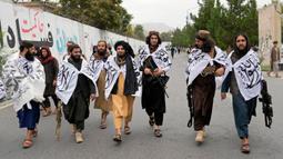 Pasukan Taliban merayakan satu tahun sejak mereka merebut Kabul di depan Kedutaan Besar AS di Kabul, Afghanistan, Senin (15/8/2022). Taliban memperingati tahun pertama pengambilalihan kekuasaan setelah pemerintah negara yang didukung barat itu melarikan diri dan militer Afghanistan hancur dalam menghadapi serangan Taliban. (AP Photo/Ebrahim Noroozi)