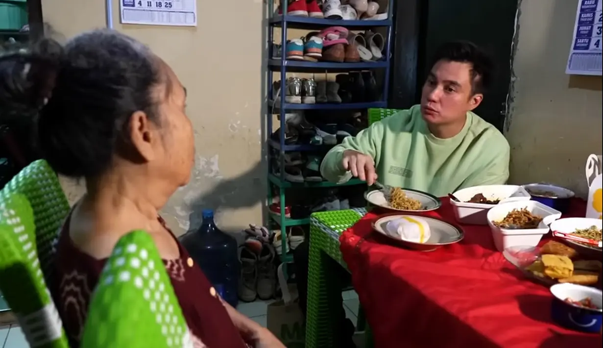 Ada-ada saja kelakuan Baim Wong saat sahur. Melalui kanal Youtubenya, pria dua orang anak itu membagikan momen sahur ngasal ke rumah orang yang tak dikenalnya. Berikut beberapa potretnya yang diambil dari kanal Youtube Baim Paula. [Youtube/Baim Paula]