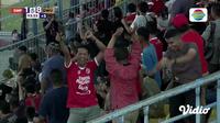 Suporter Semen Padang malah berjoget setelah gawang tim kesayangannya bobol untuk kali ke-8 saat bertanding melawan Dewa United di Stadion Haji Agus Salim, Padang, Jumat (25/10/2024). (Dok. Tangkapan Layar/Vidio)