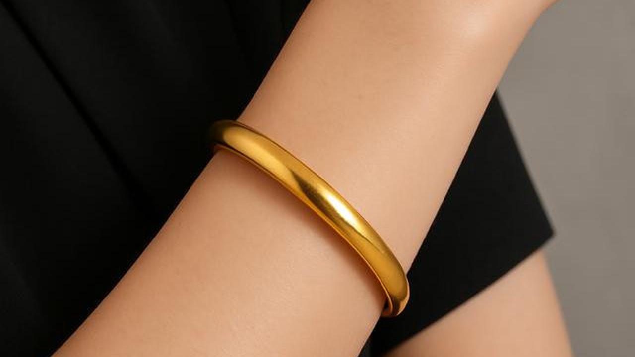 8 Inspirasi Gelang Emas Polos 24K, Fashion Item yang Enggak Pernah Ketinggalan Zaman