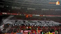 Para suporter Liverpool membentangkan spanduk bertuliskan The Tradisionalist untuk tim kesayangannya (Liputan6.com/Helmi Fithriansyah)