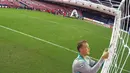 Kiper Bayern Munchen, Manuel Neuer memotong jaring gawang saat merayakan timnya meraih trofi Liga Champions usai mengalahkan PSG pada pertandingan final di stadion Luz di Lisbon (23/8/2020). Munchen menang tipis atas PSG 1-0. (AFP/Lluis Gene)