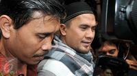 Penyanyi dangdut Saipul Jamil dikawal ketat oleh kepolisian saat akan keluar untuk melakukan shalat Jumat di Polsek Kelapa Gading, Jakarta, Jumat (19/2). Saipul ditetapkan sebagai tersangka kasus pencabulan terhadap DS (17). (Liputan6.com/Johan Tallo)