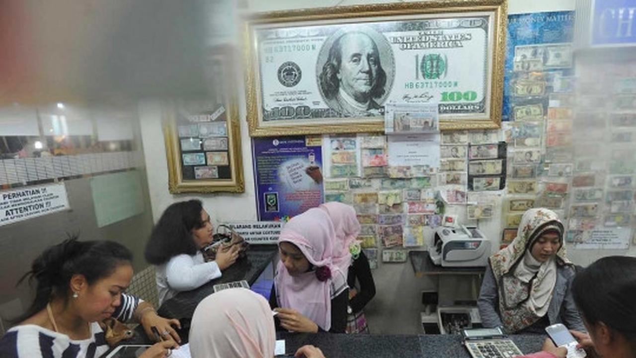 Rupiah tembus Rp 14.000, warga serbu money changer