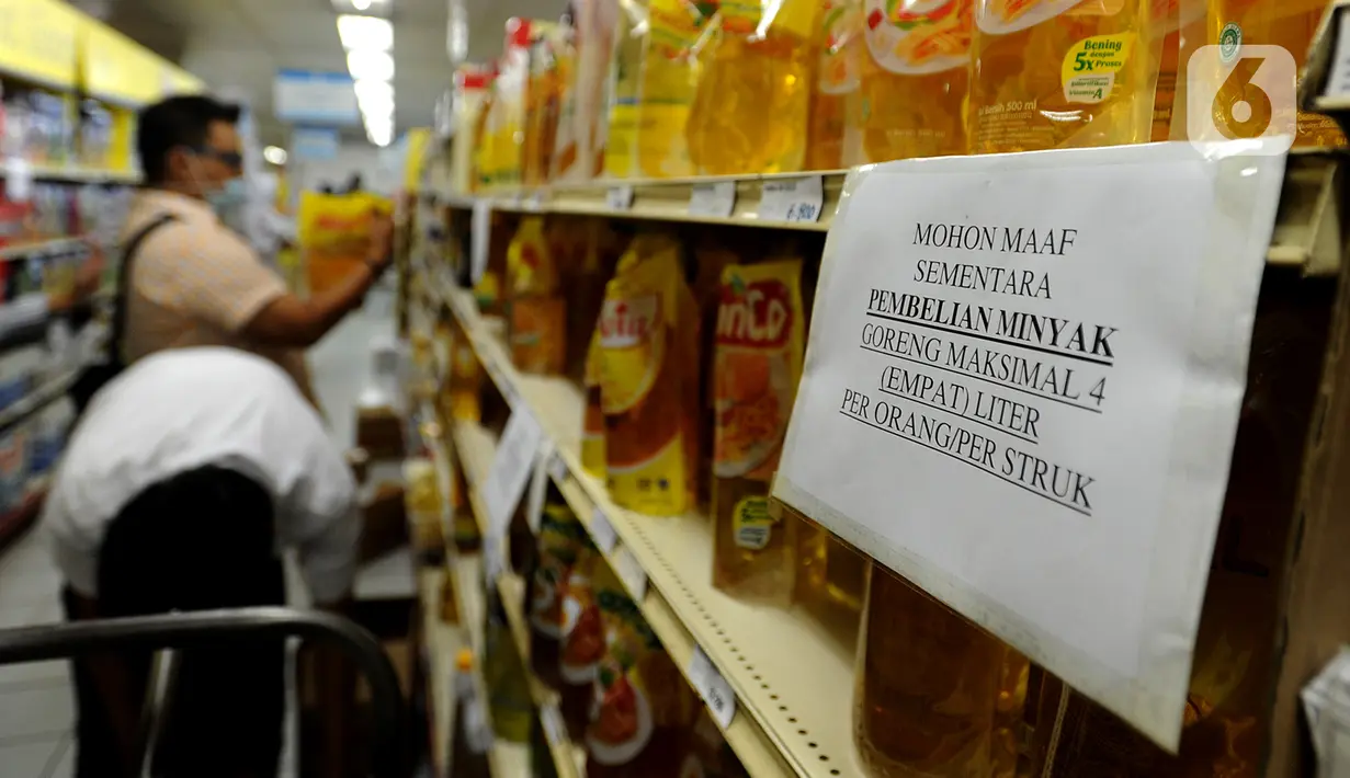 Pembeli berbelanja dekat kertas pemberitahuan pembatasan pembelian di supermarket Kawasan Cirendeu, Tangsel, Rabu (18/3/2020). Satgas Pangan meminta pedagang membatasi penjualan bahan pokok yakni beras, gula, minyak goreng dan mi instan untuk menjaga stabilitas harga. (merdeka.com/Arie Basuki)
