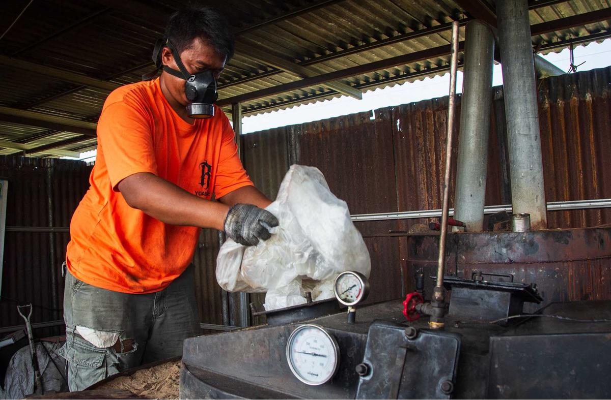 FOTO: Dari Sampah Plastik Mengalir Solar Ramah Lingkungan