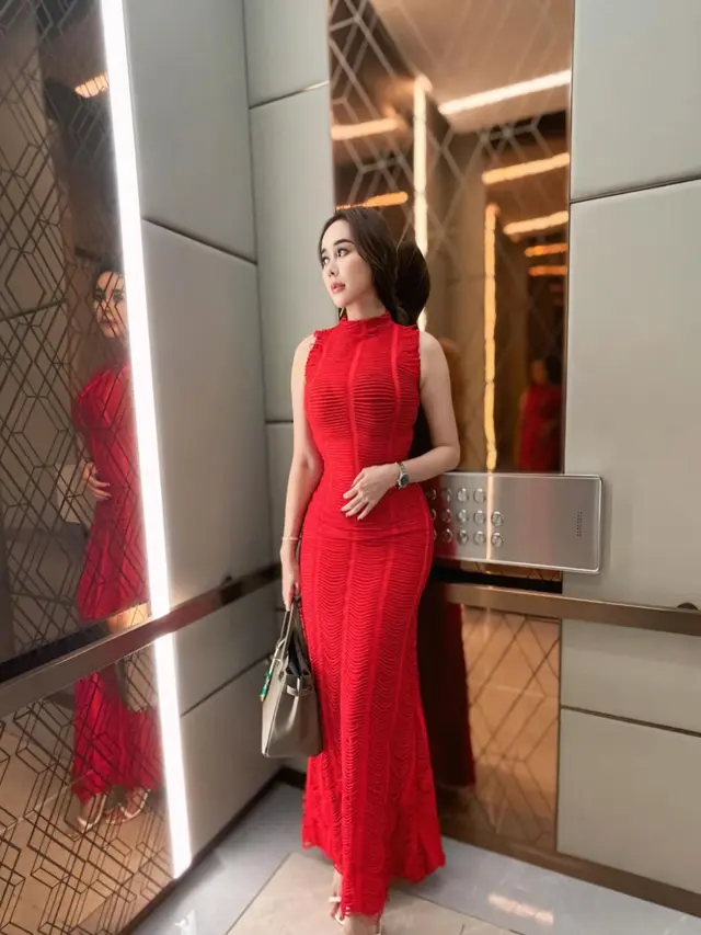 7 Potret Aura Kasih Promosi Series Gelas Kaca di Malaysia, Tampil Menawan
