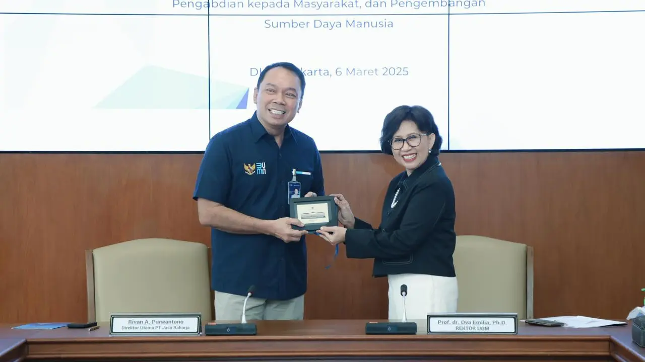 Rektor Universitas Gadjah Mada (UGM) Ova Emilia dan Direktur Utama Jasa Raharja, Rivan Purwantono (Istimewa)