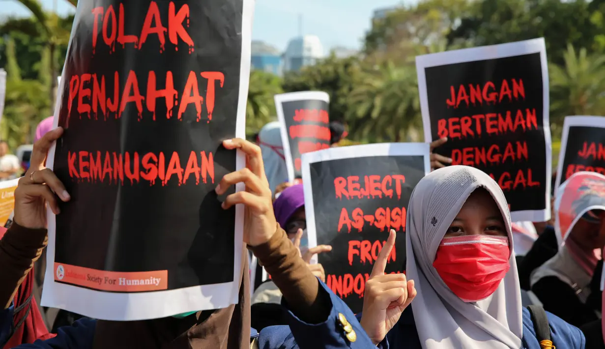 Massa membawa poster saat menggelar aksi di depan Istana Negara, Jakarta, Kamis (3/9/2015). Massa menolak kedatangan Presiden Mesir Abdel Fatah Al Sisi ke Indonesia terkait pelanggaran HAM dan demokrasi di Mesir. (Liputan6.com/Faizal Fanani)
