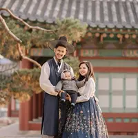 Seperti yang sudah diberitakan sebelumnya, suami Tasya Kamila, Randy Bachtiar divonis mengidap kanker kelenjar getah bening. Kini, kondisinya kian membaik pasca dilakukan sejumlah pengobatan, seperti operasi pengangkatan, kemoterapi hingga terapi radiasi. (Instagram/tasyakamila)