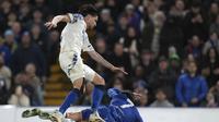 Pemain Chelsea dan bek Copenhagen, Kevin Diks, bertarung dalam leg kedua 16 besar UEFA Conference League di Stamford Bridge, Jumat (14/3/2025) dini hari WIB. (AP Photo/Alastair Grant)