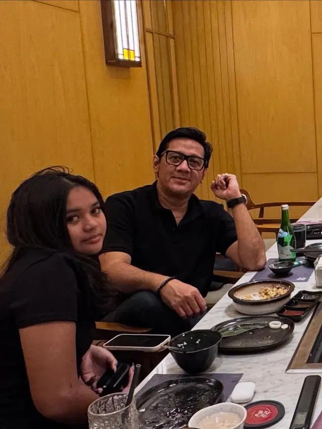 6 Potret Andre Taulany Buka Puasa Bareng Tiga Anaknya, Nikmati Makanan Jepang