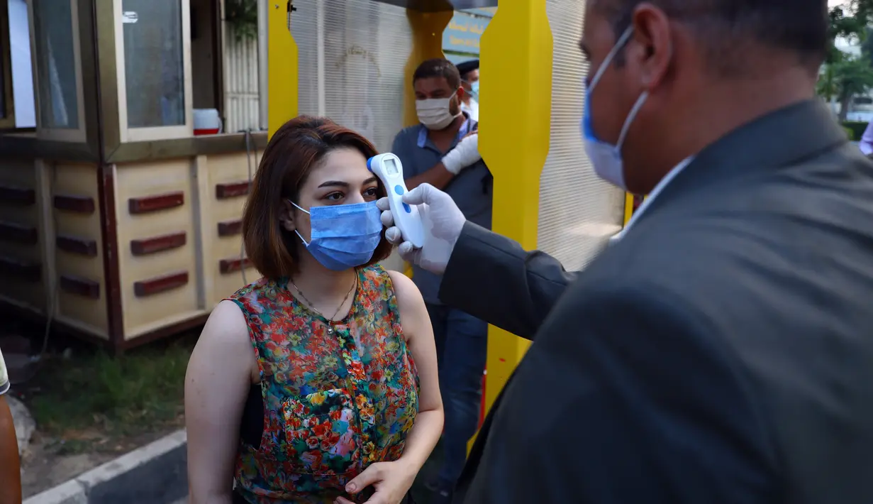 Seorang wanita diperiksa suhu tubuhnya sebelum masuk Gedung Opera Kairo, Mesir, Kamis (9/7/2020). Gedung Opera Kairo kembali dibuka dengan menerapkan langkah-langkah anti-COVID-19 yang ketat. (Xinhua/Ahmed Gomaa)