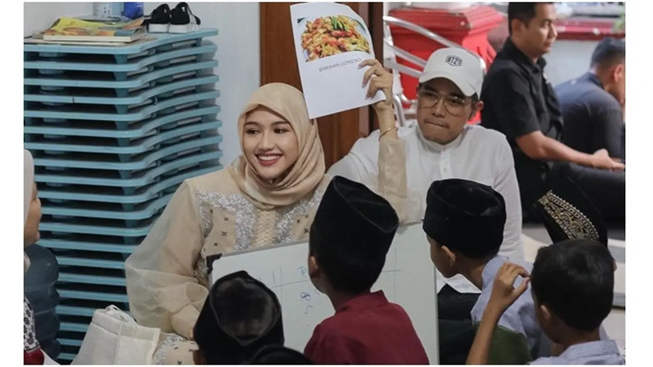6 Potret Erina Gudono dan Kaesang Buka Puasa Bersama Anak Yatim, Banjir Pujian