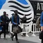 Para pemain Atalanta tiba di Hotel Westin, Valencia jelang pertandingan melawan Valencia CF pada leg kedua babak 16 besar Liga Champions 2019/2020 (AFP/Jose Jordan)