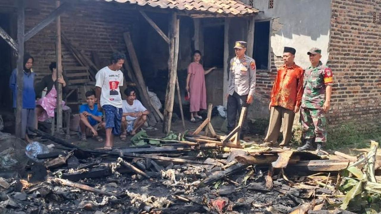 Polisi Evakuasi Lansia Korban Kebakaran di Serang, Rumah Ludes Dilalap Api