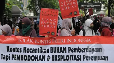 Massa dari Hizbut Tahrir Indonesia (HTI) melakukan aksi unjuk rasa menolak kontes Putri Indonesia di depan kantor Kementerian Pemberdayaan Perempuan, Jakarta, Jumat (20/2/2015). (Liputan6.com/Herman Zakharia)