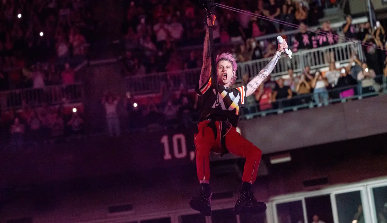 Machine Gun Kelly tampil di FirstEnergy Stadium, Cleveland, Ohio, Amerika Serikat, 13 Agustus 2022. Anda hampir tidak bisa mendengar sepatah kata pun yang dia nyanyikan di atas jeritan. (Photo by Amy Harris/Invision/AP)