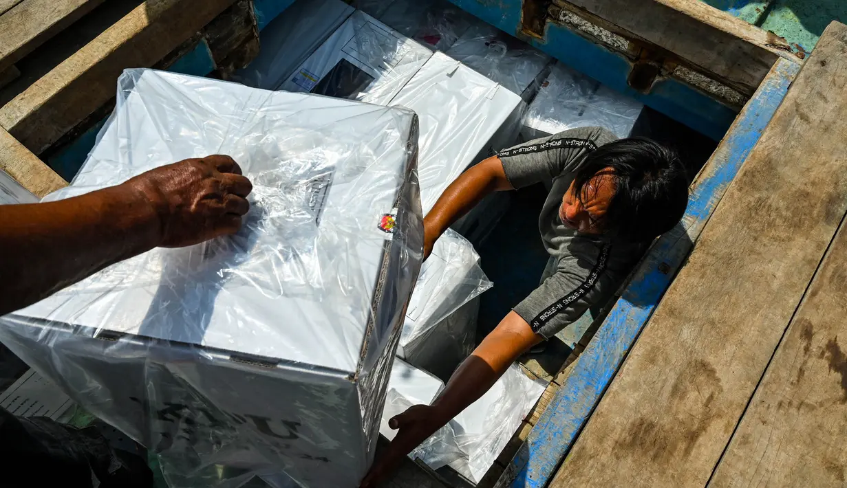 90 kotak untuk 18 Tempat Pemungutan Suara (TPS) di Pulo Aceh, Aceh Besar mulai didistribusikan. (CHAIDEER MAHYUDDIN/AFP)