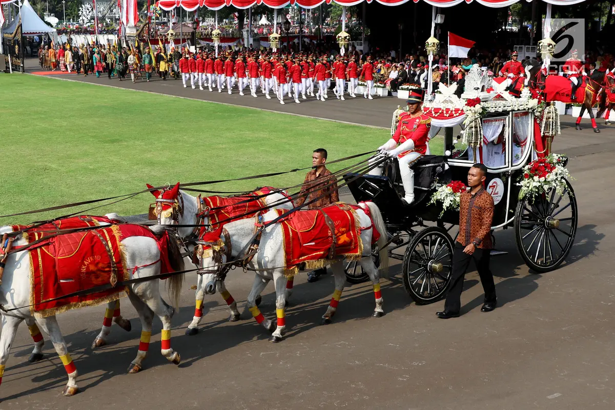 Jokowi Berpakaian Adat Kalsel Pimpin Upacara HUT RI